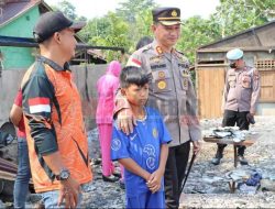 Polres Sanggau Berikan Bantuan kepada Korban Musibah kebakaran di Sungai Kosak