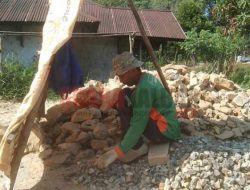 Mencari Rezeki dengan Memecah Batu di Singkawang