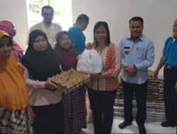 Bupati Sekadau Serahkan Bantuan kepada Korban Jembatan Ambruk
