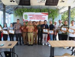 Pj Wako Singkawang Serahkan Penghargaan Bapak Asuh Posyandu Kelurahan Pasiran