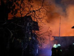 Demonstrasi Berakhir Rusuh, Kantor Bupati Pohuwatu Dibakar Massa