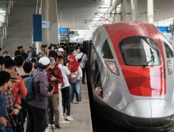 Menilik Antusiasme Masyarakat Menjajal Kereta Cepat Jakarta-Bandung