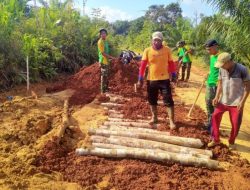 Satgas Pamtas Bersama Warga Gotong Royong Perbaiki Jalan Rusak di Perbatasan RI-Malaysia