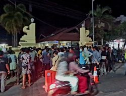 Sejak Sore hingga Malam, Puluhan Warga Bertahan di Pintu Masuk Mapolres Ketapang