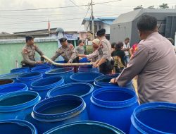 Polres Singkawang Distribusikan Air Bersih kepada Warga di Kuala