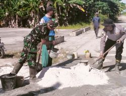 Dukung Ritual Robo’-Robo’, Bhabinkamtibmas dan Babinsa Tambal Jalan Berlubang di Desa Pasir Mempawah