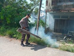 Demam Berdarah Marak di Sekadau, Pak Polisi Ini Turun Lakukan Fogging