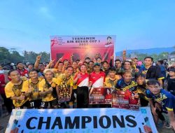 Karolin Resmi Tutup Turnamen Sepak Bola dan Bola Voli Air Besar Cup I di Landak