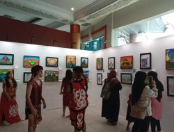 Seniman Seni Rupa Pontianak Ajar Teknik Lukisan Kepada Anak-anak dalam GSMS 2023