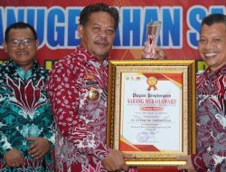 Pemkab Sanggau Berikan Award Kepada Perusahaan