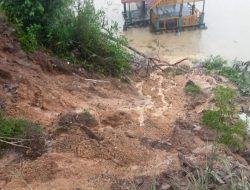 Longsor Terjang Rumah Lanting Keraton Kusuma Negara Sekadau, BPBD Gerak Cepat Datang ke Lokasi