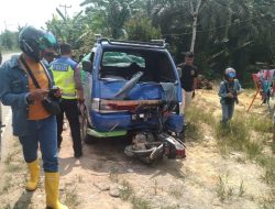 Lakalantas Pickup Vs Sepeda Motor di Sekadau, Seorang Wanita Meninggal Dunia