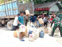 Satgas Pamtas RI-Malaysia Bersama Masyarakat Lakukan Normalisasi Sumber Air Bersih