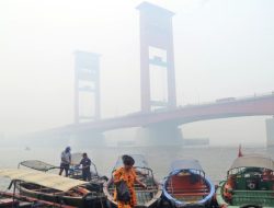 Kabut Tebal Akibat Karhutla Sengsarakan Warga Palembang