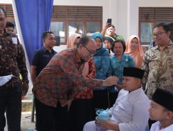 Sekda Asahan Beri Obat Pencegah Cacingan di UPTD SDN 010076 Pondok Bungur