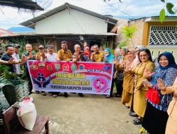 Kajari Asahan Bersama Kadis P2KBP3A Asahan Berikan Makanan Tambahan Untuk Anak Stunting