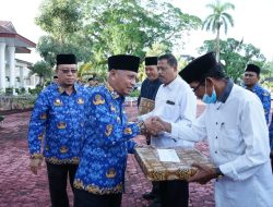 Bupati Asahan Serahkan Penali Kasih Pada ASN Pensiunan 2023 Dan SK Kenaikan Pangkat Pada 67 ASN