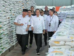 Didampingi Gubernur Mahyeldi, Presiden Cek Stok Bulog Sumbar dan Salurkan BLT bagi Warga Terdampak El Nino
