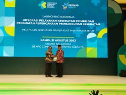Mahyeldi Menjadi Satu-Satunya Gubernur yang Langsung Menerima Kepmenkes Saat Launching ILP