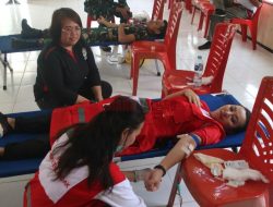 Jelimpo Sehat dan Peduli Lingkungan, Karolin Lakukan Donor Darah