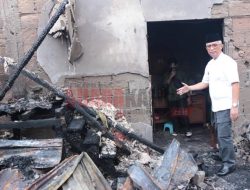 Kunjungi Korban Kebakaran di Naram, Pj Wako Singkawang Serahkan Bantuan