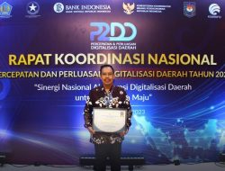 Menko Perekonomian Airlangga Serahkan Penghargaan kepada Pemkab Mempawah