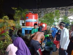 Pendistribusian Air Bersih di Kubu Raya, Petugas Bawa 12000 Liter Air bagikan ke Warga