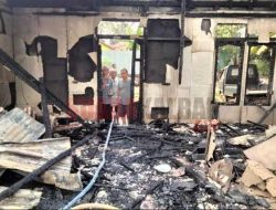 Rumah Pensiunan Pegawai Kantor Camat Belitang Ludes Terbakar