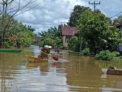 Lansia Tenggelam saat Banjir Melanda Kapuas Hulu, Tim Gabungan Lakukan Pencarian