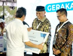 Komitmen Pengelolaan Sampah Laut, Gubernur Sumbar Mahyeldi Terima Penghargaan dari KKP RI