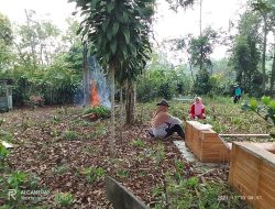 Peringati Hari Pahlawan Pemdes Bintuhan Membersihkan TPU