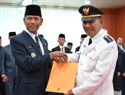 Wabup Farhan Lantik Adi Kesuma Jadi Camat Kendawangan