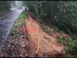 Bukit Vandering Longsor, Akses Jalan Bengkayang-Singkawang Nyaris Lumpuh