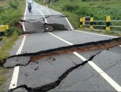Diterjang Banjir, Jembatan SP 1 Pangmilang Singkawang Alami Kerusakan Parah