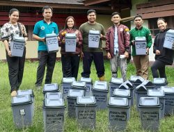 Karang Taruna Sebangki Bagikan Puluhan Tong Sampah