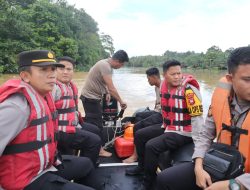 Patroli ke Sungai Landak, Kapolres Landak Cek Naiknya Debit Air