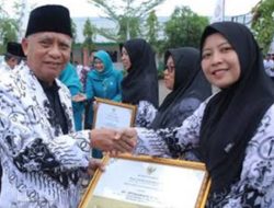 Peringati Hari Guru Dan HUT PGRI, Bupati Asahan Beri Hadiah Kepada Guru SD Dan SMP
