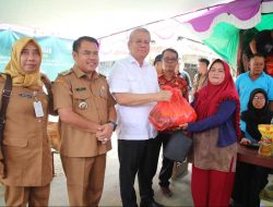 Tekan Harga Sembako, Pj Gubernur Kalbar Tinjau Operasi Pasar di Kabupaten Sekadau