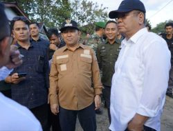 Pj Bupati Landak Dampingi Pj Gubernur Kalbar Tinjau Jembatan Gantung Ambruk