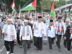 Bela Palestina, Mahyeldi Bersama Puluhan Ribuan Warga Sumbar Gelar longmarch