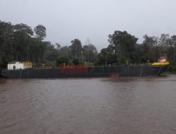 Tongkang Kapuas 278 Tabrak Tiang Jembatan Kapuas di Sanggau