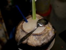 Minuman Hangat Dari Kelapa Muda Degan Bakar Jadi Favorit di Probolinggo