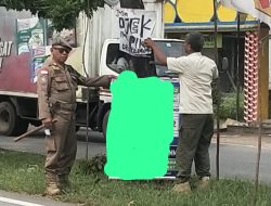 Satpol PP Pontianak Tertibkan 400 Baliho di Pohon dan Tempat Terlarang