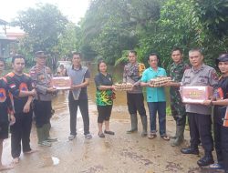 Kapolsek Beserta Babinsa Koramil 1204-12/Parindu di Sanggau, Kalimantan Barat Bersinergi Beri Bantuan