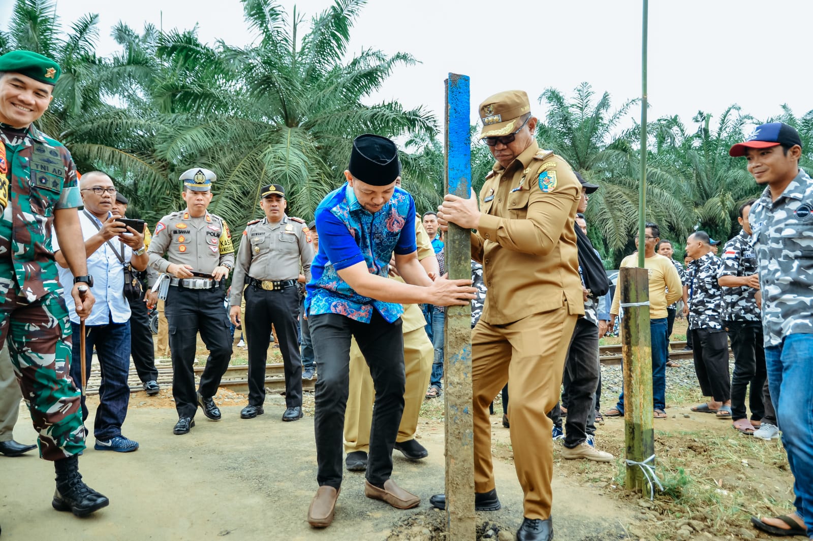 Pj. Bupati Batu Bara Nizhamul, S.E, M.M., mencabut portal jalan yang berada di Area Perlintasan Kereta Api, Dusun 2, Desa Mekar Baru, Kecamatan Datuk Tanah Datar.
