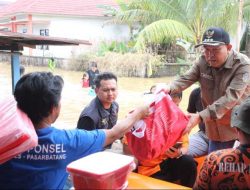 Pj Bupati Landak Serahkan Bantuan untuk Korban Banjir