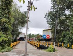 Tiang Listrik PLN di Jalan Swadaya Kabupaten Sanggau Mengganggu Pengguna Jalan