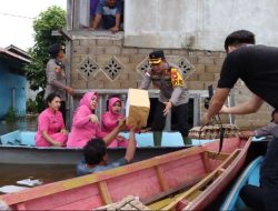 Kapolres Sanggau dan Ketua Bhayangkari Serahkan Bantuan Banjir