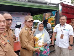 Pj Bupati Sanggau Serahkan Pekat kepada Warga Saat Operasi Pasar