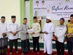 Wakil Bupati Ketapang Bagikan Bantuan Beras dalam Safari Ramadhan